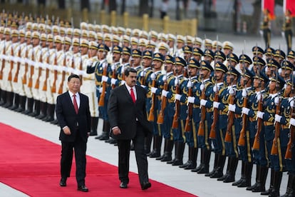 El presidente venezolano, Nicolás Maduro, y su homólogo chino, Xi Jinping, caminando durante la ceremonia de bienvenida en Pekín.