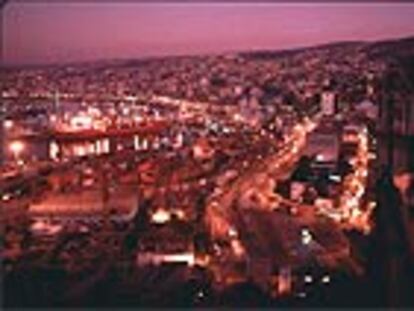 El puerto de Valparaíso, ciudad situada a 120 kilómetros al noroeste de Santiago de Chile, fue el más importante de la zona hasta que se abrió el Canal de Panamá (1914).