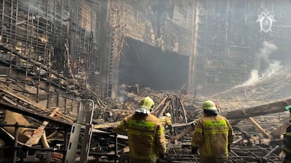 Bomberos en el lugar del atentado en la sala de conciertos del Crocus City Hall