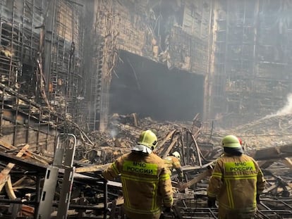 Bomberos en el lugar del atentado en la sala de conciertos del Crocus City Hall, del pasado 22 de marzo.