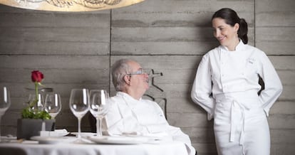 Juan Mari y Elena Arzak, en su restaurante de San Sebastián.