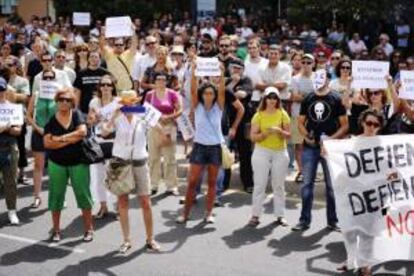 Empleados de la Junta el pasado lunes, concentrados ante la sede de la Consejería de Administraciones Públicas durante la reunión de la Mesa Sectorial de Personal Funcionario en la que se analizaba la modificación de la Relación de Puestos de Trabajo.