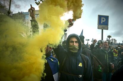 Un participante durante las protestas de los 'chalecos amarillos' en el centro de París.