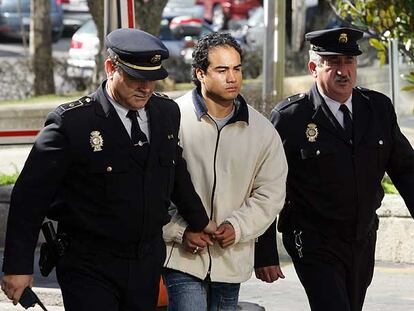 Eric Javier Velastegui es conducido por la policía a un juicio por violación en la Audiencia de Madrid.
