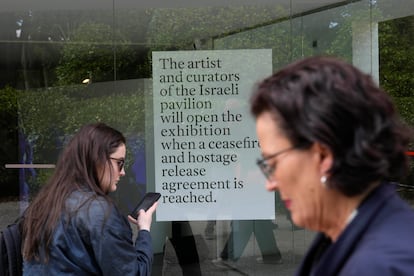 El cartel en el pabellón de Israel en Venecia en el que se explica por qué se mantiene cerrado. 