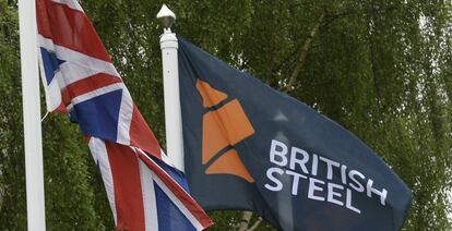 La bandera de la compañía British Steel junto a la de Reino Unido en una planta de la empresa en la ciudad británica de Scunthorpe, al norte de Londres.