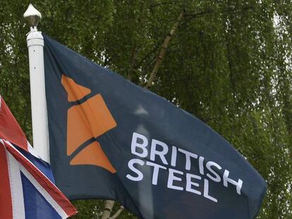 La bandera de la compañía British Steel junto a la de Reino Unido en una planta de la empresa en la ciudad británica de Scunthorpe, al norte de Londres.