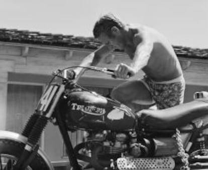 Steve McQueen, con su Triumph