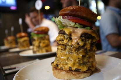 Hamburguesa de un desafío celebrado en Hong Kong. 