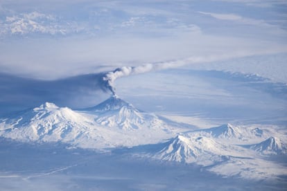 Fotografia do vulcão Kliuchevskoy em erupção na península de Kamchatka. A imagem foi feita por um astronauta da Estação Espacial Internacional quando a espaçonave estava em uma posição oblíqua com a Terra, o que faz com que tenha uma vista similar à de um avião em voo baixo, evitando o aspecto plano das imagens de satélite.