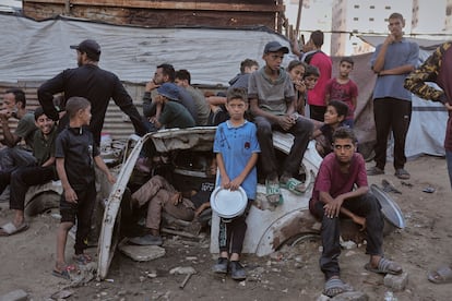 Chavales gazatíes esperan el reparto de comida en la ciudad de Gaza el pasado 14 de julio.