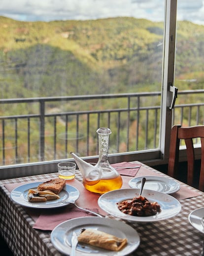 Un desayuno de tenedor con cap i pota y vistas a la sierra del Rossinyol, en el mirador de Cal Ros. 