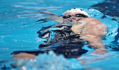 La nadadora alemana Mie Oe Nielsen compite en la modalidad de 50 metros espalda en las pruebas preliminares del Campeonato Europeo de Nataci&oacute;n en la ciudad alemana de Herning.  