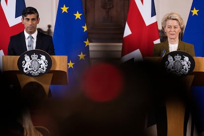 El primer ministro británico, Rishi Sunak, y la presidenta de la Comisión Europea, Ursula von der Leyen, este lunes en el palacio de Windsor.