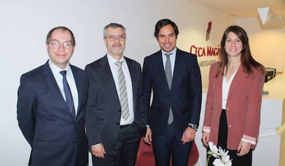 En la imagen, de izquierda a derecha: Albert Toledo, director en el área laboral; Àlex Santacana, socio del área laboral; Enrique Ceca, socio director del área laboral; y Rut Villalonga, asociada