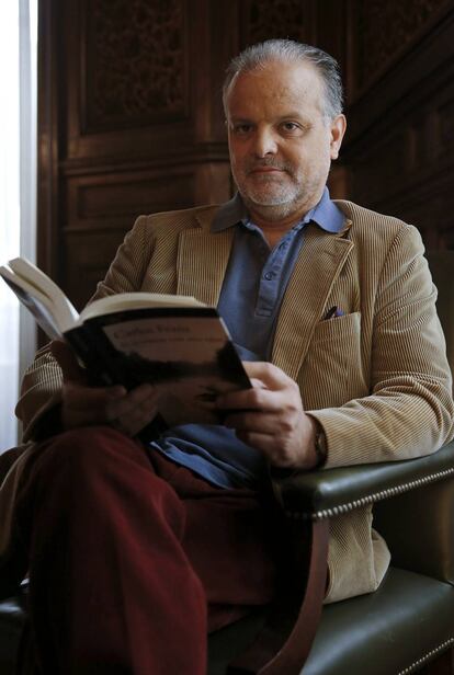 El escritor Carlos Franz posa con su libro 'Si te vieras con mis ojos'.