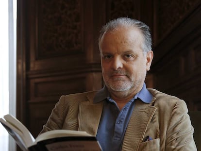 El escritor Carlos Franz posa con su libro 'Si te vieras con mis ojos'.