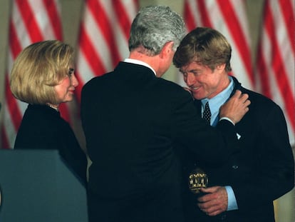 El actor, condecorada por el presidente de Estados Unidos Bill Clinton con la medalla nacional de las Artes.