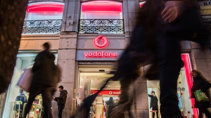 Tienda de Vodafone en la Puerta del Sol de Madrid.
