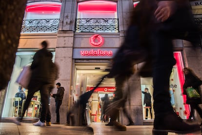 Tienda de Vodafone en la Puerta del Sol de Madrid.