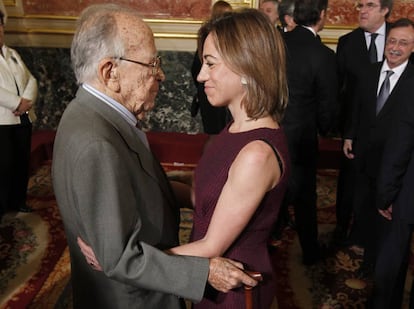 The historic leader of the PCE Santiago Carrillo greets the then Minister of Defense, Carme Chacón, in the act of annual anniversary of the Constitution, in 2011 in the Congress of Deputies.