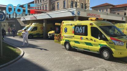 Vista de varias ambulancias del servicio de emergencias 061 de Cantabria.