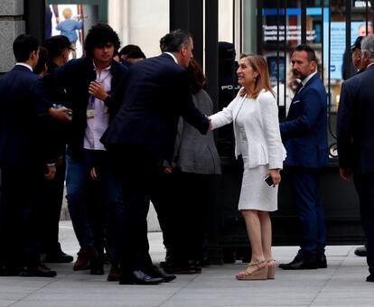 Ana Pastor, diputada del Partit Popular, saluda Javier Ortega Smith, diputat de Vox i candidat a l'Ajuntament de Madrid.