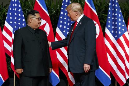 El dirigente estadounidense, que ha calificado de "honor" la posibilidad de reunirse con Kim, ha intercambiado unas pocas palabras con el dirigente norcoreano tras estrecharle la mano y ha expresado que se "siente muy bien" y que espera que la cumbre sea "un todo un logro".