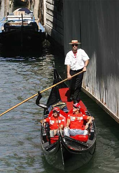 Michael Schumacher (a la derecha) y Felipe Massa, ayer en Venecia.