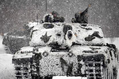 Un carro de combate británico 'Challenger', durante unas maniobras de la OTAN en los países bálticos.