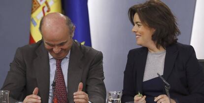 La vicepresidenta del Gobierno, Soraya Sa&eacute;nz de Santamaria, y el ministro de Econom&iacute;a, Lu&iacute;s de Guindos, en la rueda de prensa posterior al Consejo de Ministros