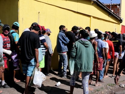 Doação de ossos de boi no açougue Atacadão da Carne, em Cuiabá (MT)