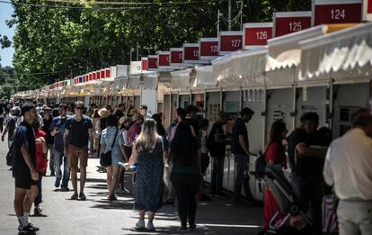 Ambiente en la Fería del Libro de Madrid, este viernes.