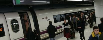 Viajeros del AVE en la estaci&oacute;n de Sants, en Barcelona.