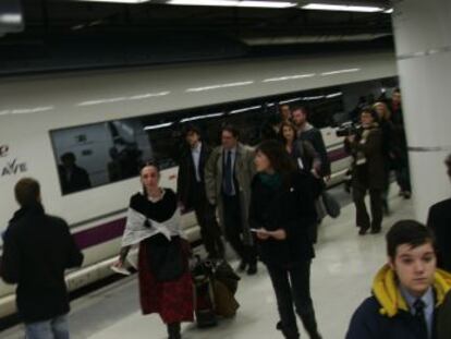 Viajeros del AVE en la estaci&oacute;n de Sants, en Barcelona.