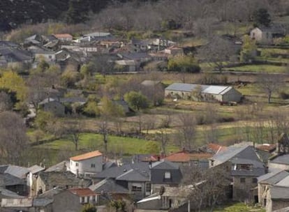 Vista de Castromil, con sus <i>barrios</i> orensano (al fondo) y zamorano, en el límite geográfico entre A Mezquita y Hermisende.