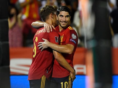 El centrocampista Carlos Soler (derecha) celebra el segundo gol contra Georgia en la eliminatoria del Mundial 2022