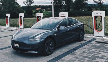 Tesla Model 3 en un cargador.