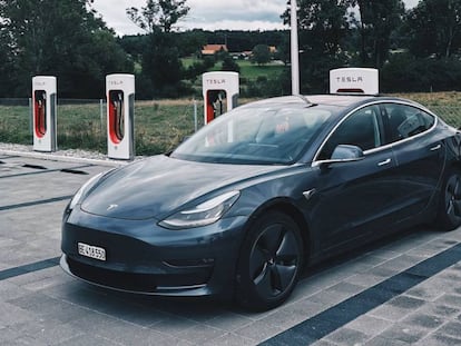 Tesla Model 3 en un cargador.