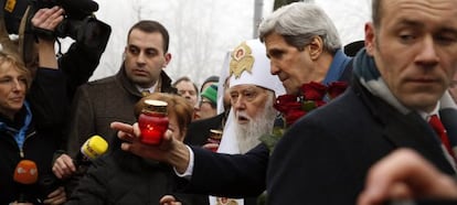 O secretário de Estado dos EUA, John Kerry, em sua visita à Maidan de Kiev.