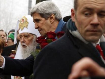 O secretário de Estado dos EUA, John Kerry, em sua visita à Maidan de Kiev.