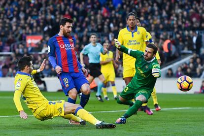  Lionel Messi, del Barcelona, marca el tercer gol de equipo frente a Las Palmas.