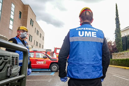 Two members of the army's UME unit outside the Amavir senior residence in Pozuelo de Alarcón (Madrid).