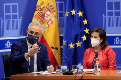 
La ministra de Defensa, Margarita Robles, y el presidente del Comité Olímpico Español, Alejandro Blanco, presentaron este jueves en el Ministerio de Cultura el plan de vacunación de los deportistas españoles que acudirán a los JJ OO de Tokio.