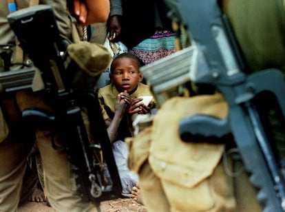 Una niña hutu, perdida entre una multitud de 10.000 refugiados retenidos al intentar cruzar a Zaire (actual República Democrática del Congo), mientras las tropas francesas patrullaban la zona fronteriza, el 21 de agosto de 1994.