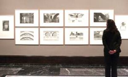 Una mujer observa una exposición en el Museo de Bellas Artes de Bilbao. EFE/Archivo