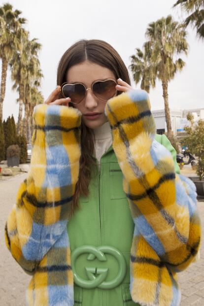 De cerca, la actriz nos enamora con estas gafas con forma de corazón de Chloé. Lleva mono de Gucci, top calado de Bella Freud y chaqueta peluda de Esprit by Opening Ceremony.