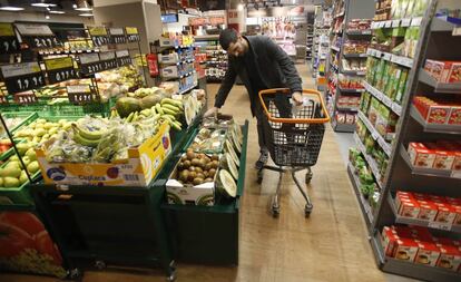 Un cliente en el área de frutería de un supermercado Dia en Madrid.