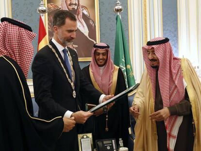 Felipe VI, con el rey Salman, a la izquierda,durante su visita a Riad, en enero de 2017.