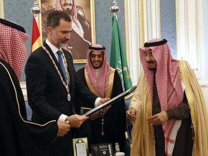 Felipe VI, con el rey Salman, a la izquierda,durante su visita a Riad, en enero de 2017.